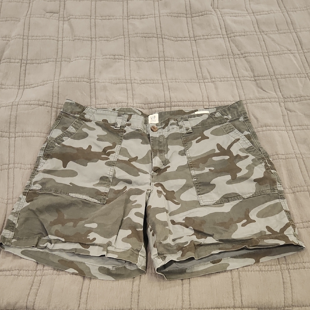 GAP Women's Camouflage Shorts - Green and Gray Size 16!